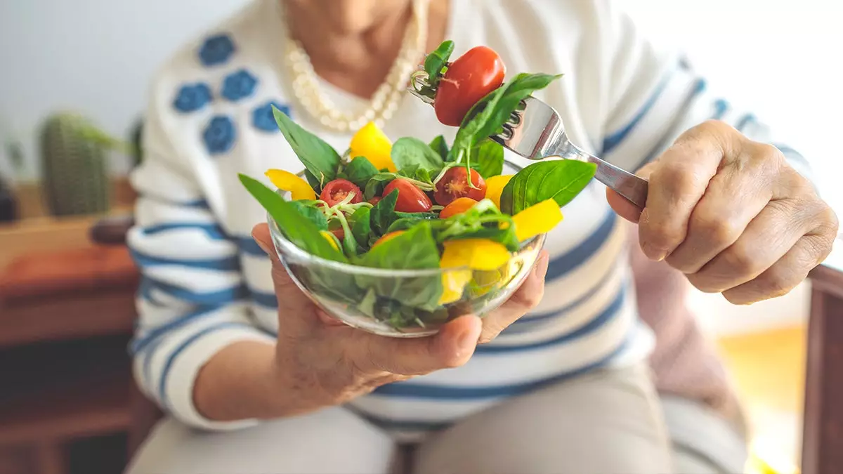 Врач-онколог рекомендует американцам увеличить потребление пяти ключевых продуктов для защиты здоровья.