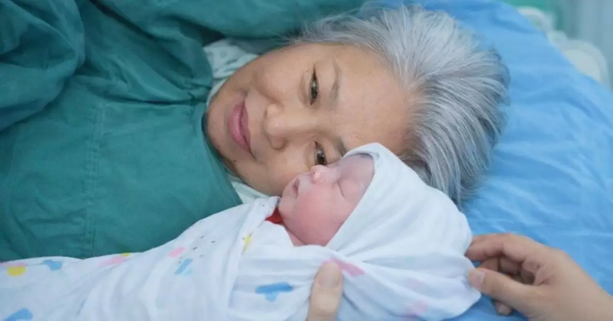  Жалғыз ұлынан айрылып қалған 63 жастағы әйел дүниеге қыз баланы әкеліп, жұртты таңғалдырды 