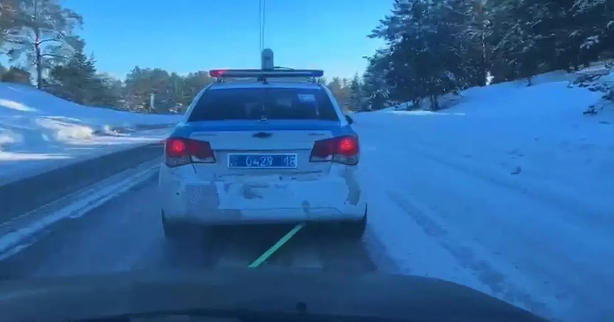  Абай облысында полицейлер тасжолда көлігі сынып қалған әйелге көмектесті 