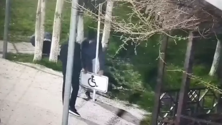 Шымкентте жол белгісін сындырған екі жігіт ұсталды