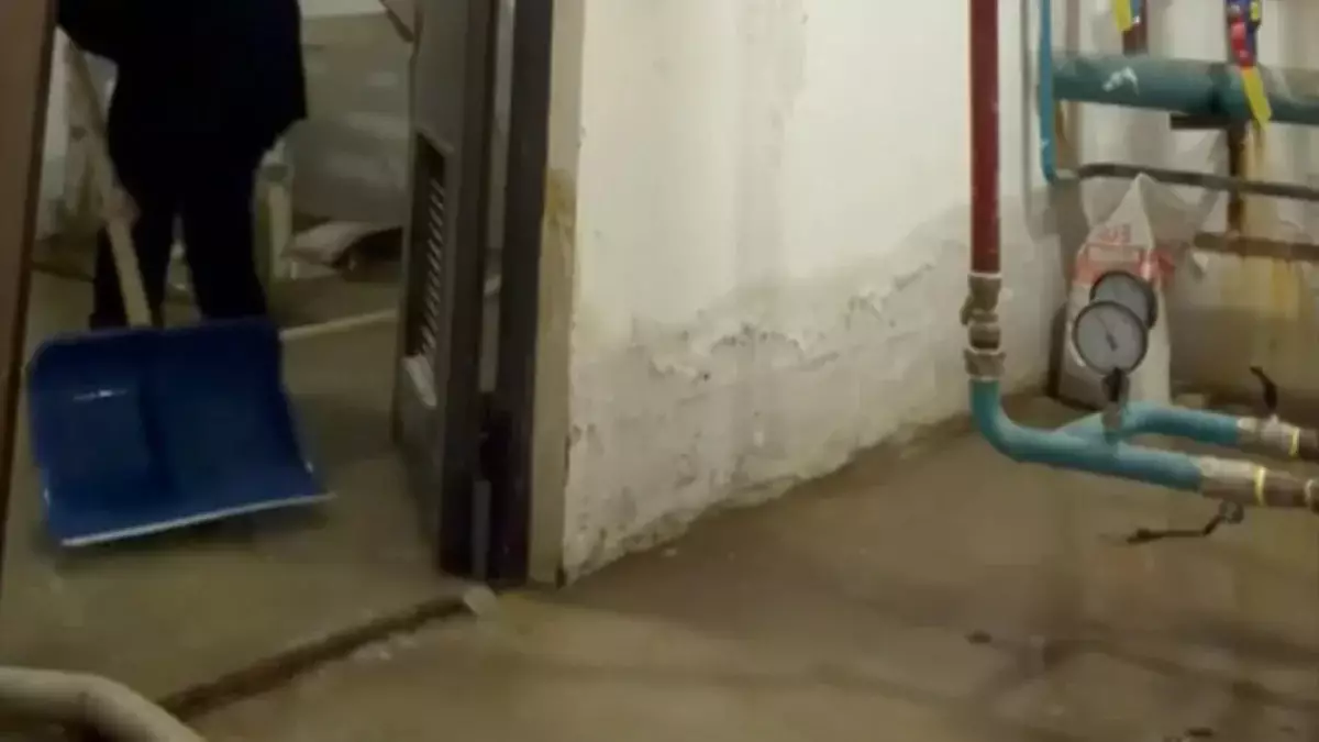 Толассыз жауған қар: Шымкенттегі көпқабатты үйлердің жертөлесі көлге айналып жатыр