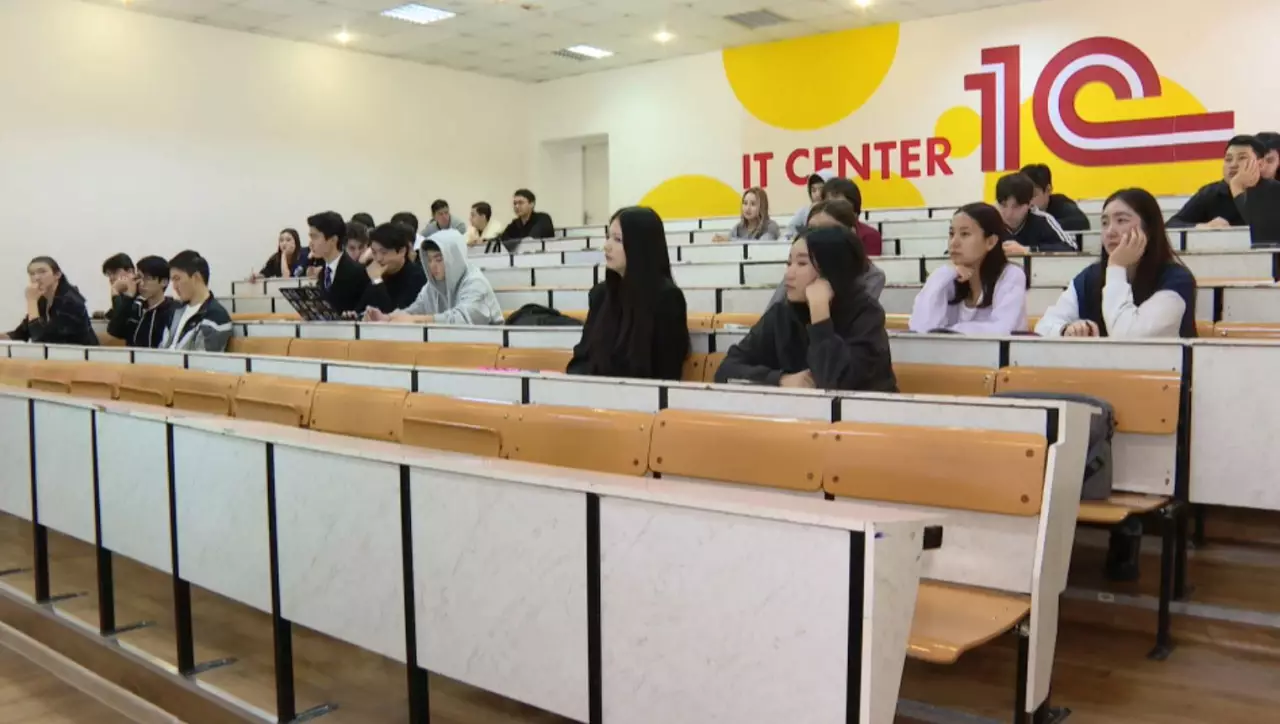 570 мыңнан астам студент ЖИ курсын өтті