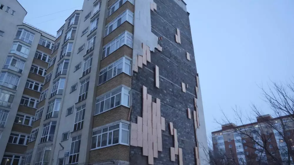 В Астане обрушилась облицовка жилого дома: видео