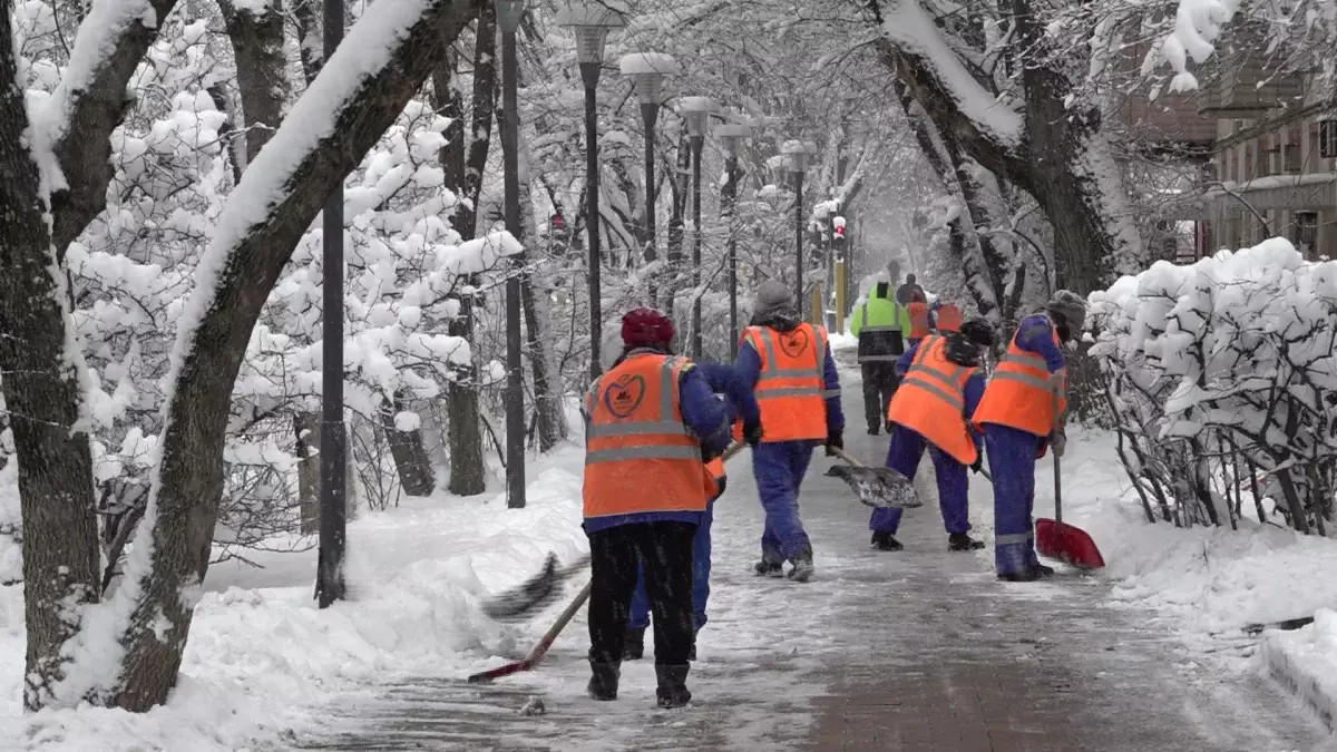 Жолдағы қауіпсіздік: Алматыда коммуналдық қызметкерлер көше тазалығын тәулік бойы бақылауда ұстап отыр