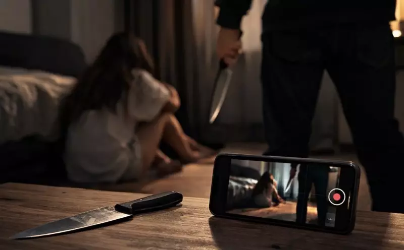 В Атырау парень несколько часов пытал девушку ножом, снимая на видео