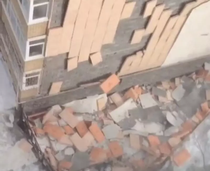 Сильный ветер сорвал часть фасада жилого дома в Астане