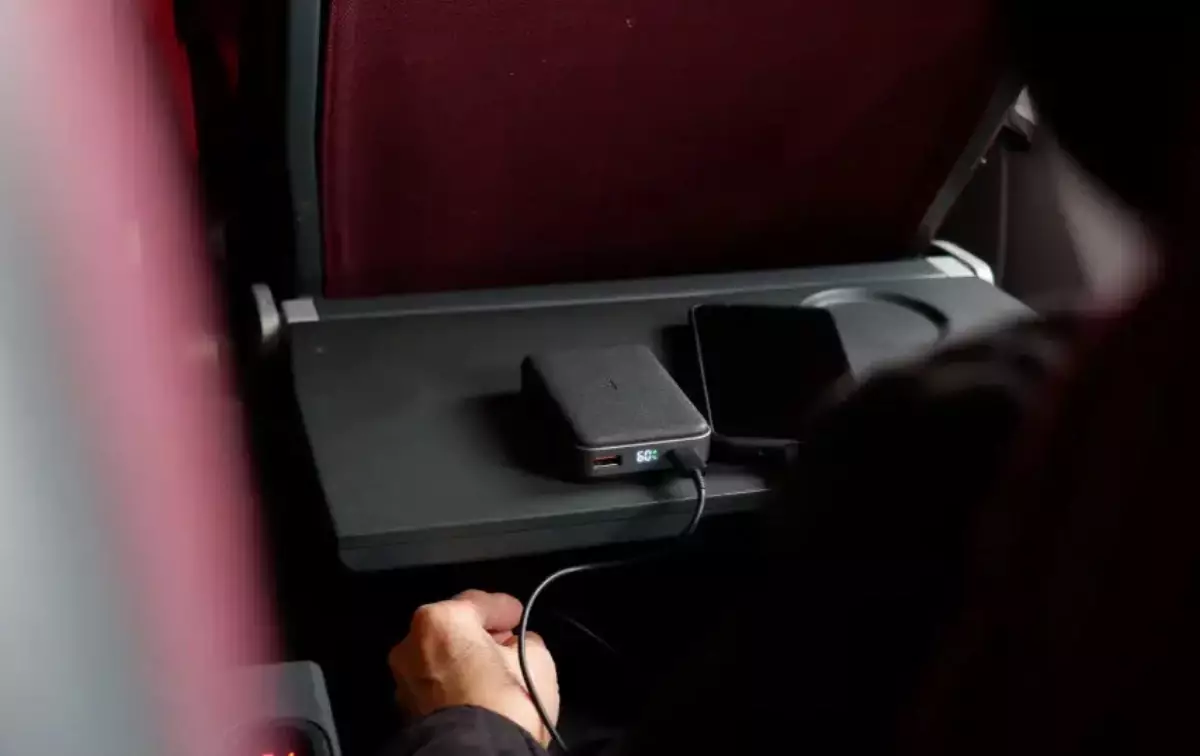 Ұшақтардың ұшып-қонуы кезінде смартфондарды пауэрбанк арқылы қуаттауға ресми түрде тыйым салынды