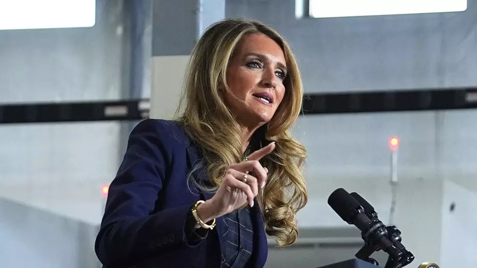 Лоффлер нацеливается на программу SBA в $50 млрд, которую «никогда не проверяли», и блокирует более 112 тысяч мошенников по кредитам на время COVID.