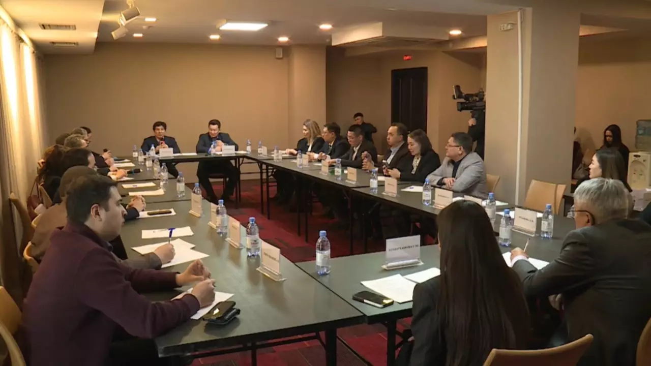 Жаңа Конституция жобасындағы саяси партиялар рөлі талқыланды