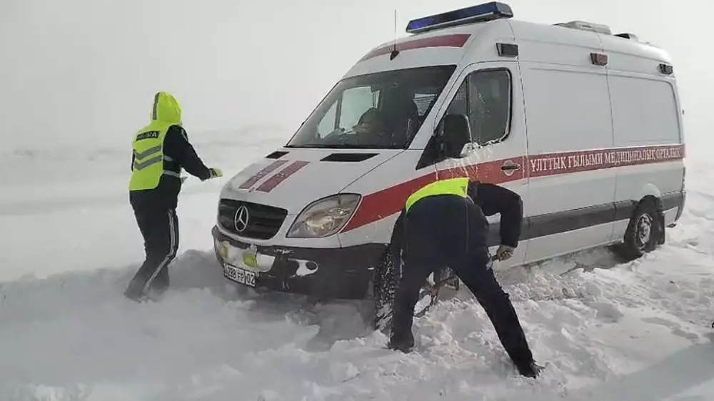 Полицейские сопроводили более 3 тысяч машин по трассе Астана – Караганда