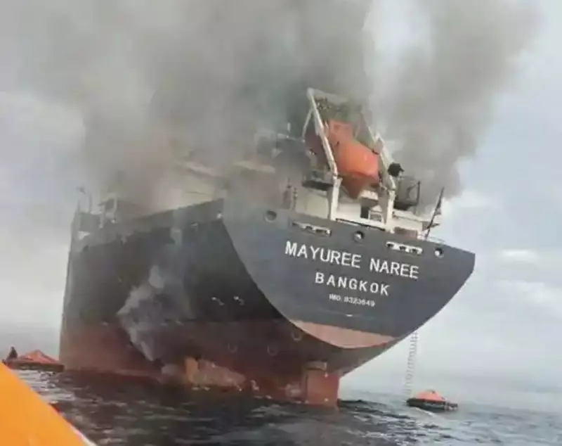 В Ормузском проливе под обстрел попали несколько торговых судов