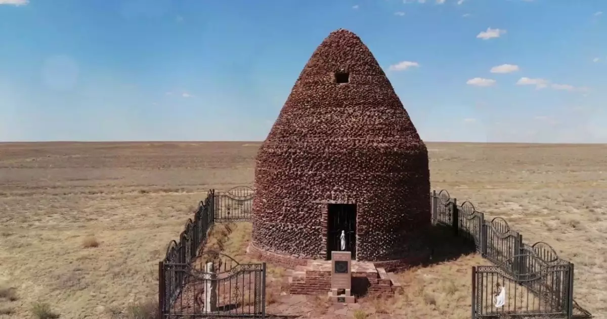   Көлеңкеде қалған кесене   