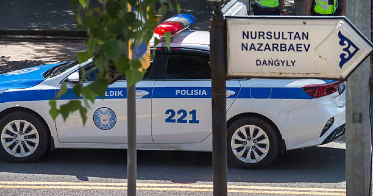  Қызылордада полицейлер талмасы ұстаған жүргізушіні құтқарып қалды 