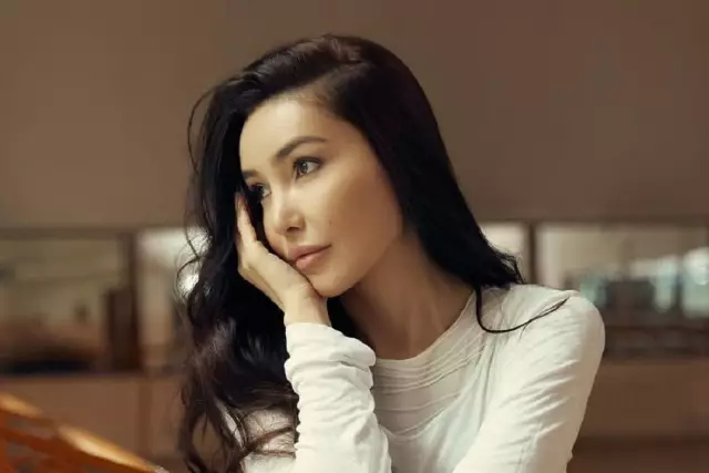 «Төсектес болуға шақырды»: Құралай Анарбекова шоу-бизнестің былығын әшкереледі