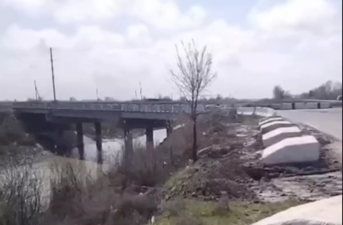 Жетісайда жол опырылып қалды: әкімдік қауіпті учаскені бақылаусыз қалдырған