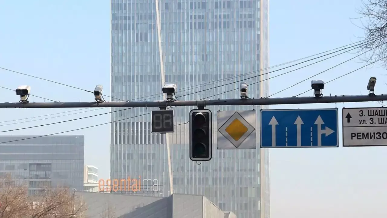 Жүргізушілер назарына: жол камералары енді бұл ереже бұзуды да тіркейді