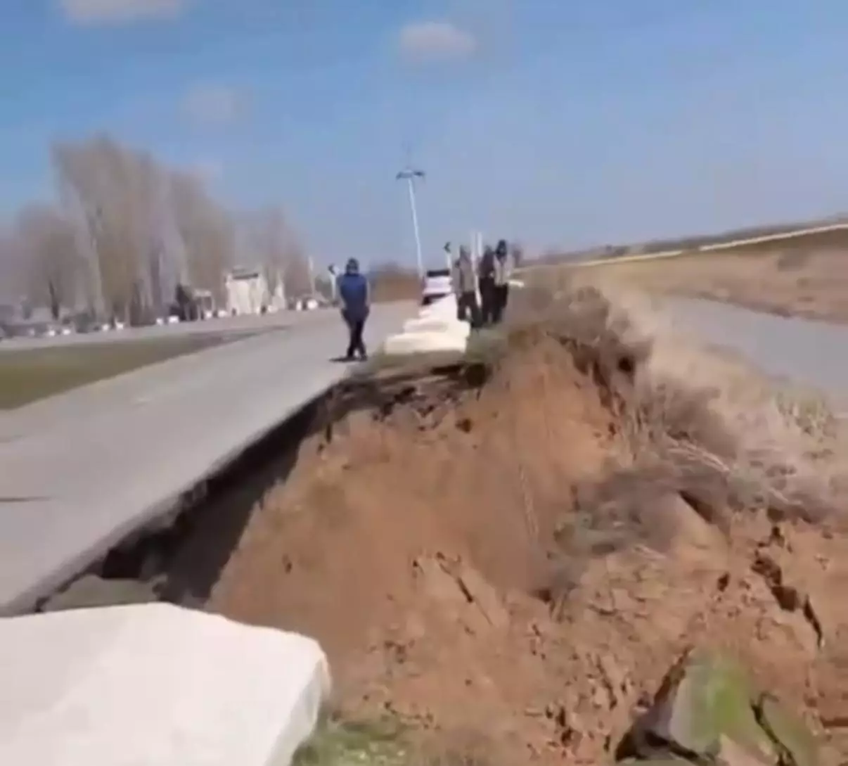 Жетісайда жол опырылып қалды: әкімдік қауіпті учаскені бақылаусыз қалдырған