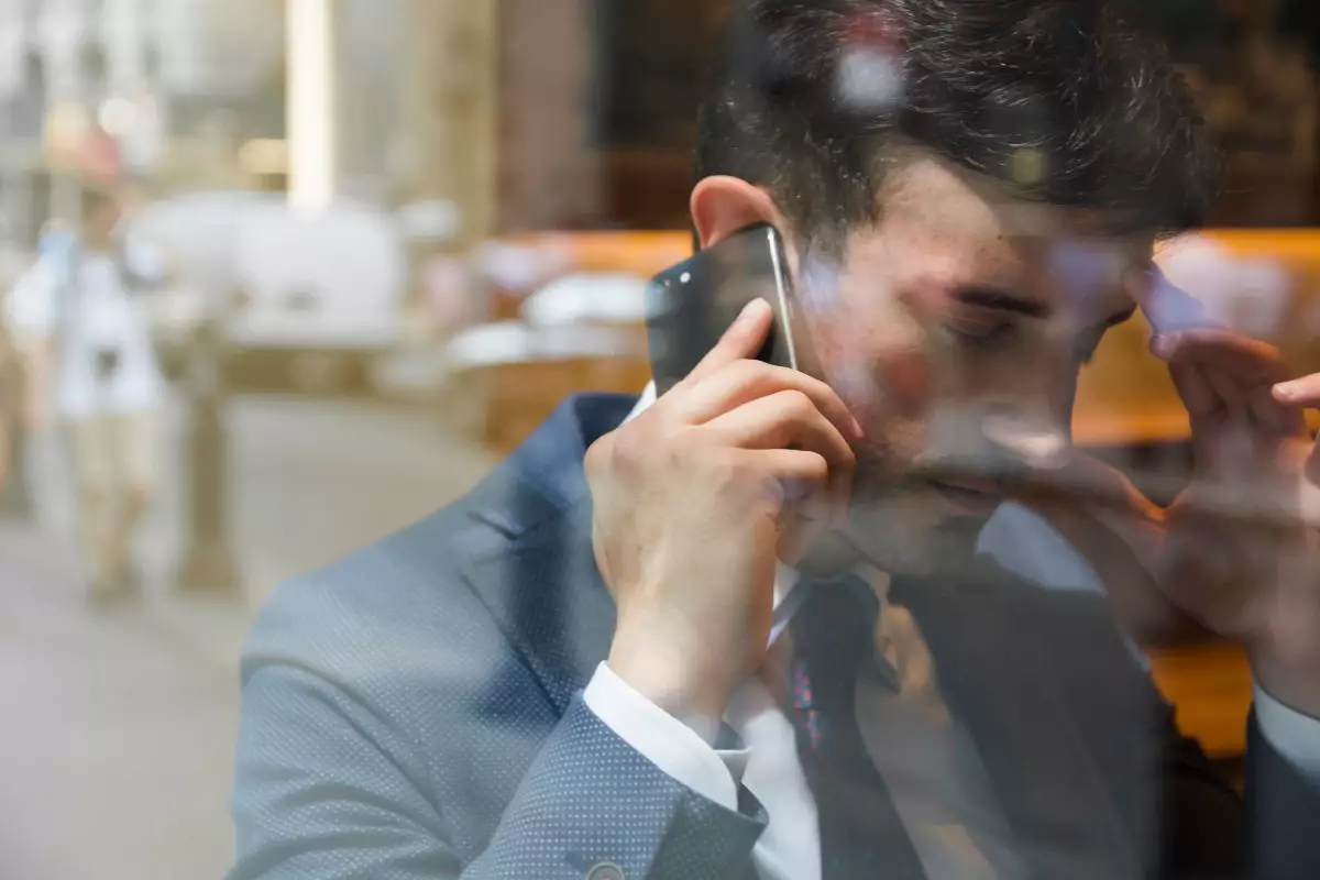 Ақтөбеде дүкен қызметкері ер адамды 10 миллион теңгені алаяқтарға аударудан сақтап қалды