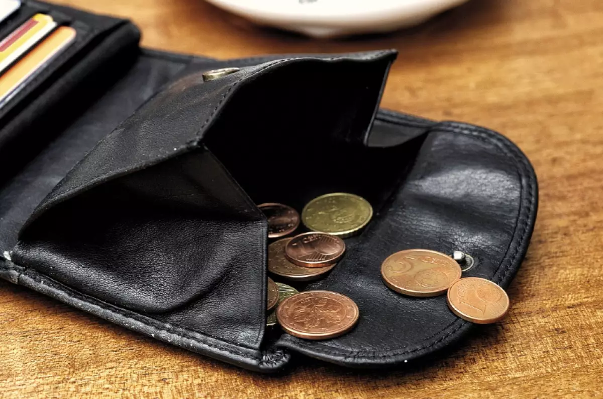 Банктер халықты бөліп төлеуге үйретіп, қарызды көбейтті: тұтынушылық несие рекордтық деңгейге жетті