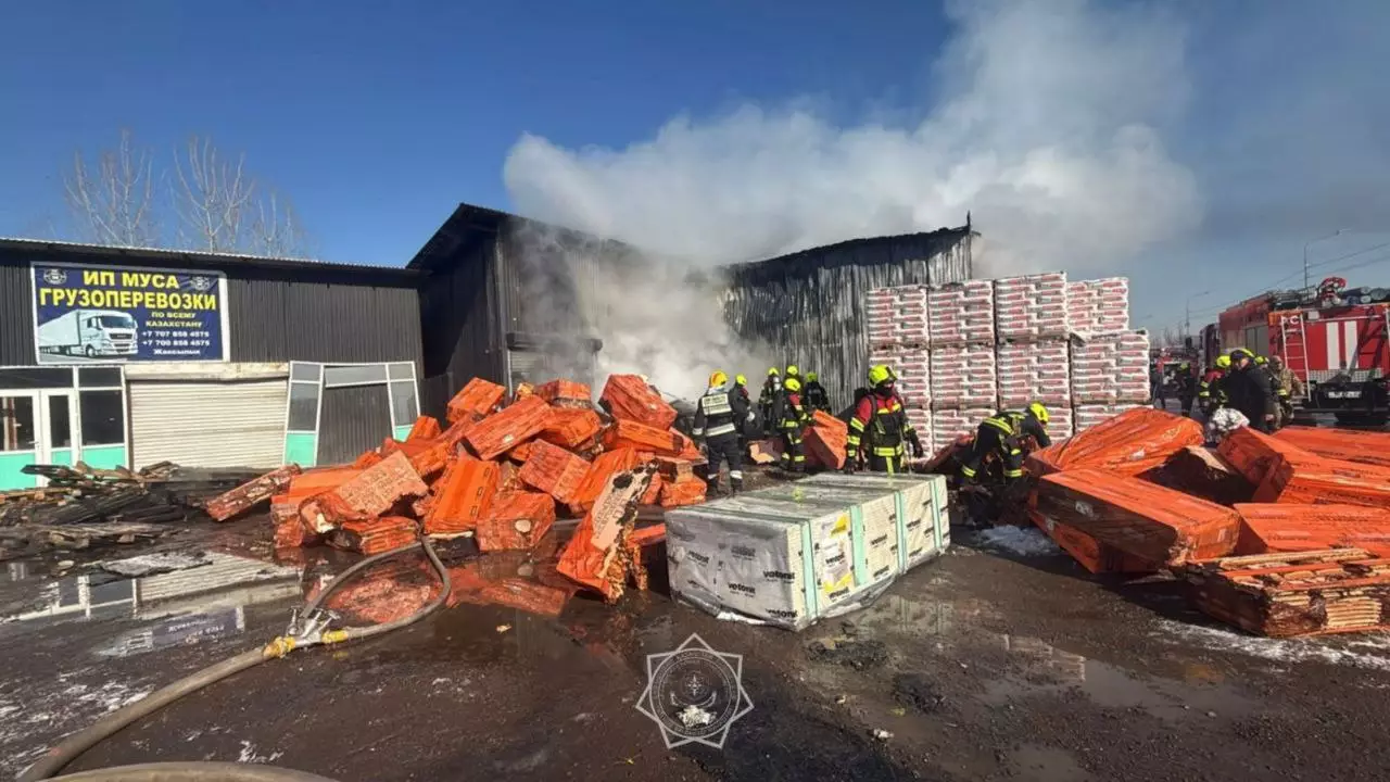 Крупный пожар на складе произошел в Алматы