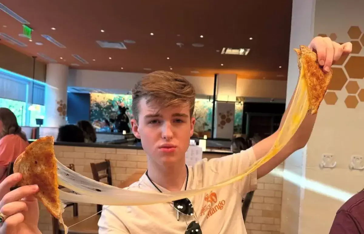 Актер из «Детства Шелдона» спел песню казахстанской певицы