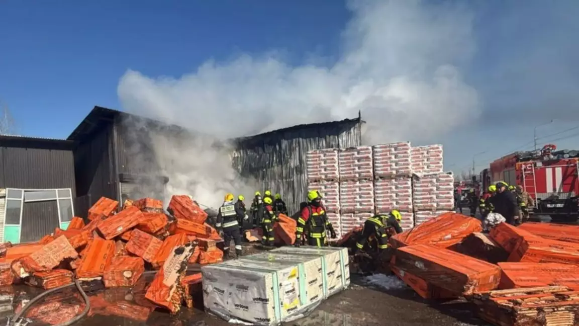 Алматыда Барахолка маңындағы қоймалар өртенді
