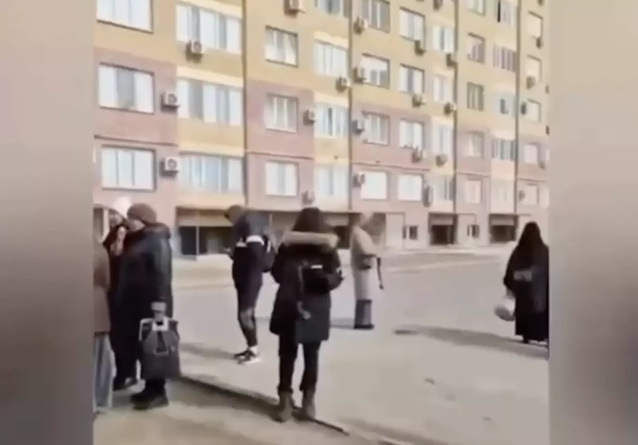 Атырауда автобус жоқ: Береке тұрғындары аялдамада сағаттап тұр