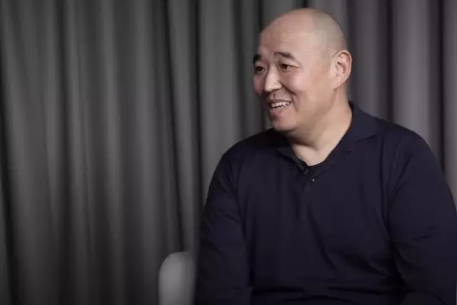 «Қазақ тілін намыстанып үйрендім»: Қанат Шарлапаев тілді қалай үйренгенін айтты