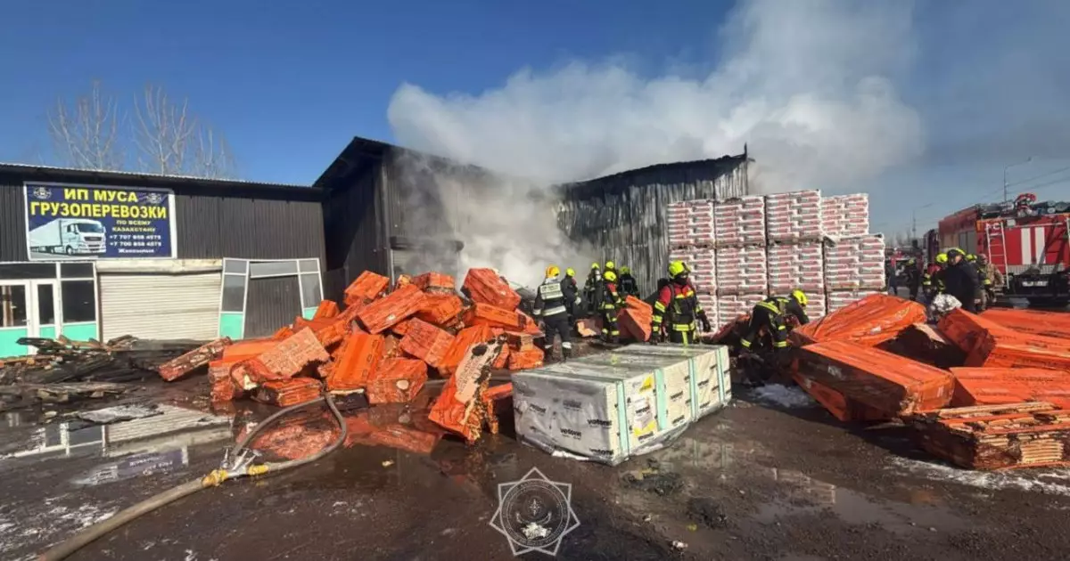  Алматыдағы базарда қойма өртенді 