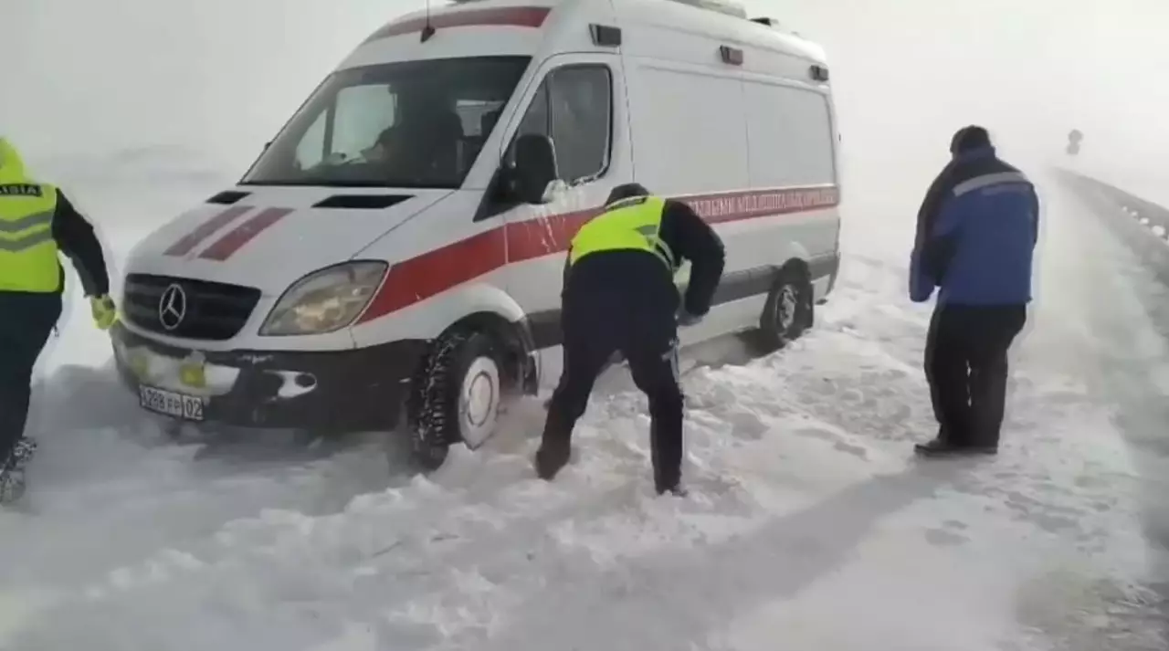 Қарағанды облысында қар құрсауынан 3600 көлік шығарылды