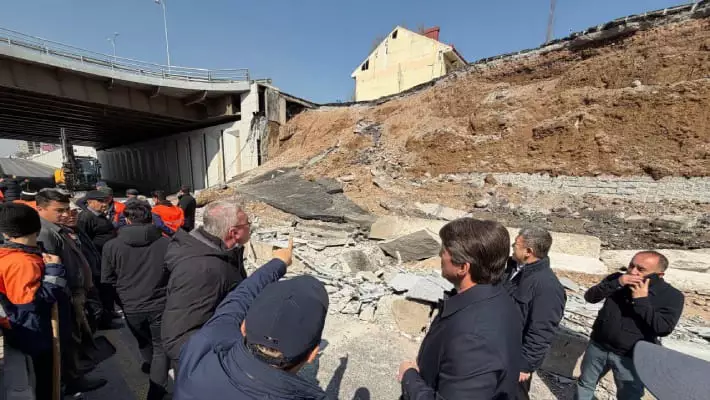 В Ташкенте обрушилась подпорная стена путепровода