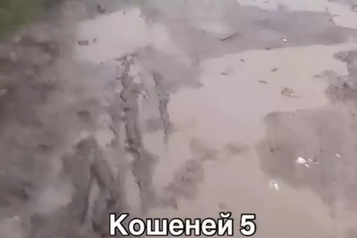 Таразда құжат жүзінде асфальт бар, бірақ шын мәнінде халық батпақ кешіп жүр