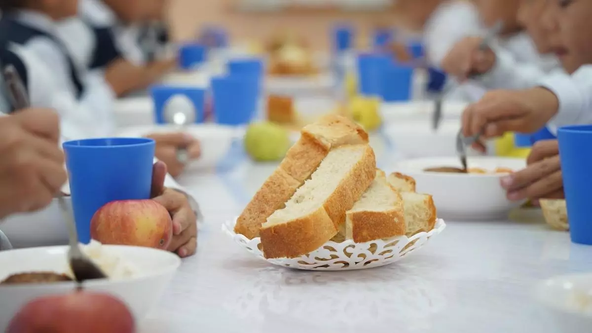 Мектеп асханасындағы масқара: Бұлай берген тегін тамағы бар болсын дейді жұрт