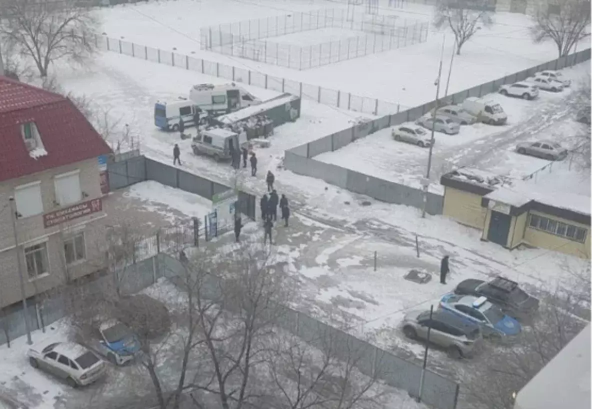 В Актобе в мусорном баке возле школы нашли труп мужчины