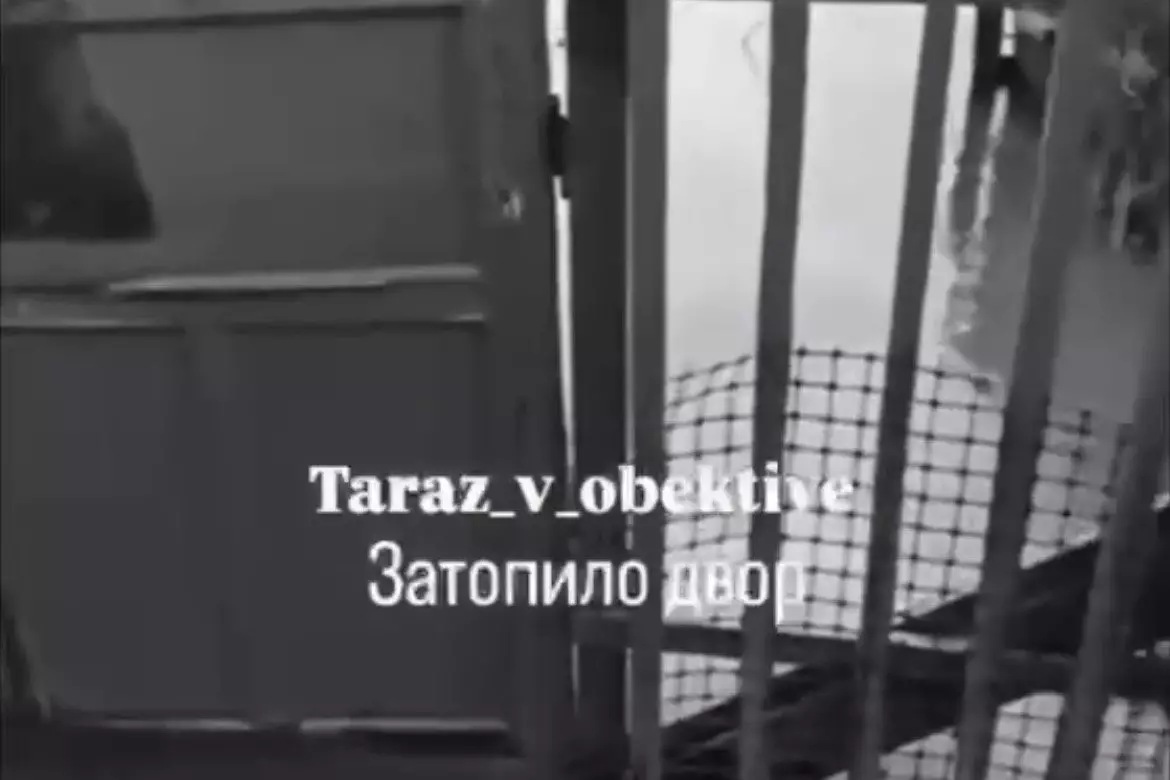 «Әкімдік неге алдын алмаған?»: Таразда үйлерді су басты