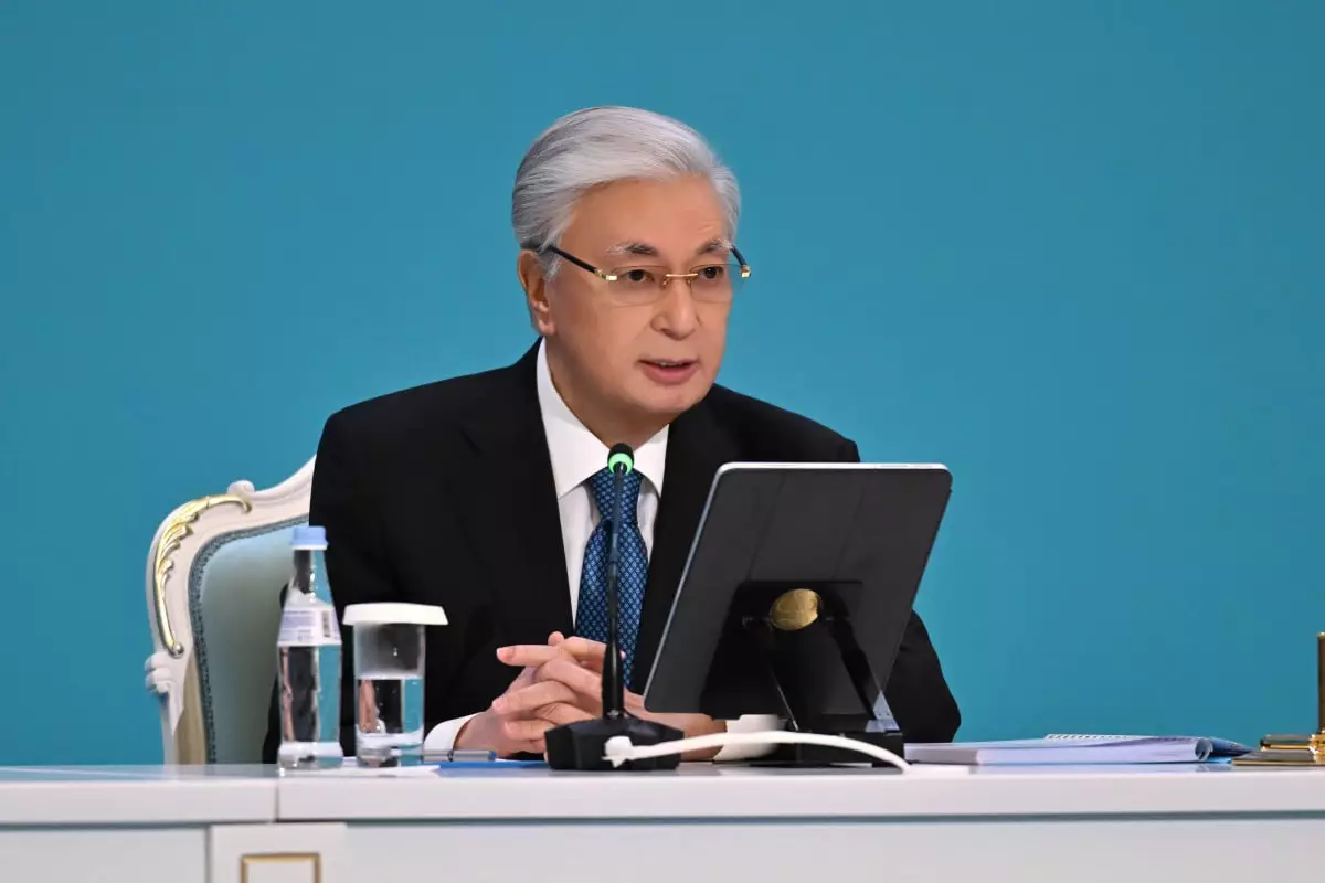 Токаев опроверг слухи о снижении статуса русского языка