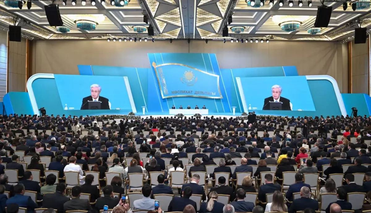 Президент: Жаңа Конституция – жастарға өмірде бағыт-бағдар сілтейтін темірқазық іспеттес