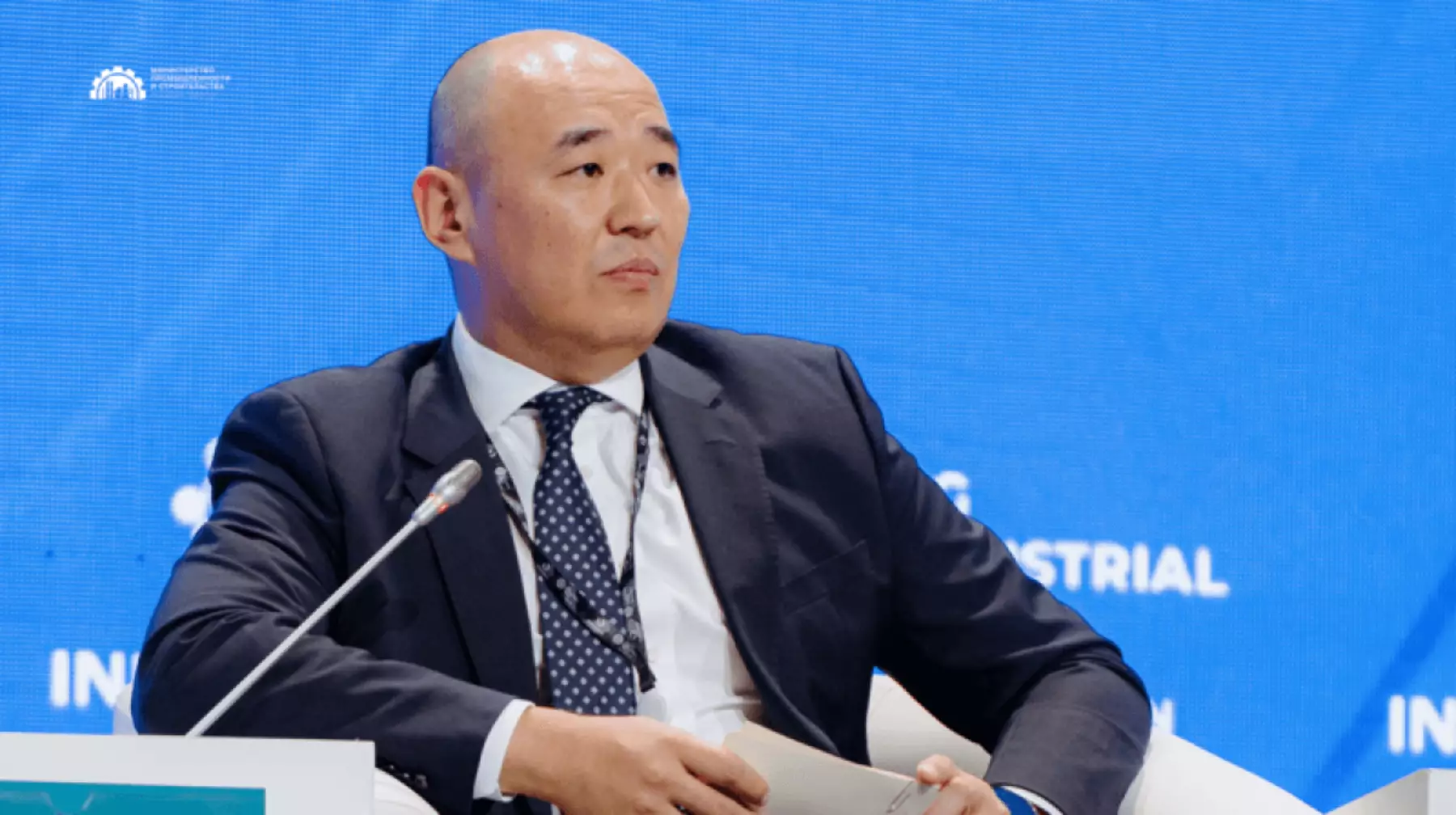 «Намыстанып оқыдым»: Қанат Шарлапаев қазақ тілін қалай үйренгені туралы айтты (ВИДЕО)