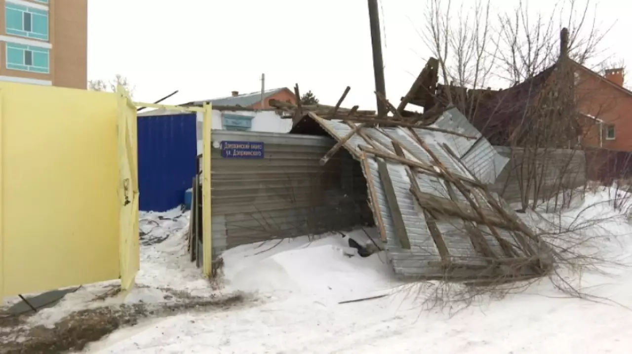 Ветер сорвал кровли домов и повредил светофоры в Кокшетау