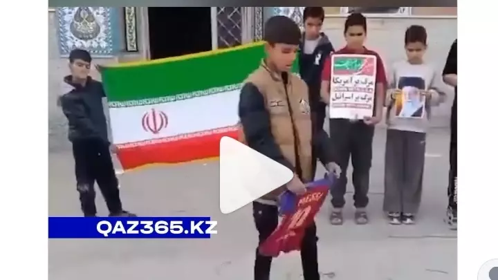 Ирандық балалар Мессиге наразылық білдіріп, киімдерін өртеді