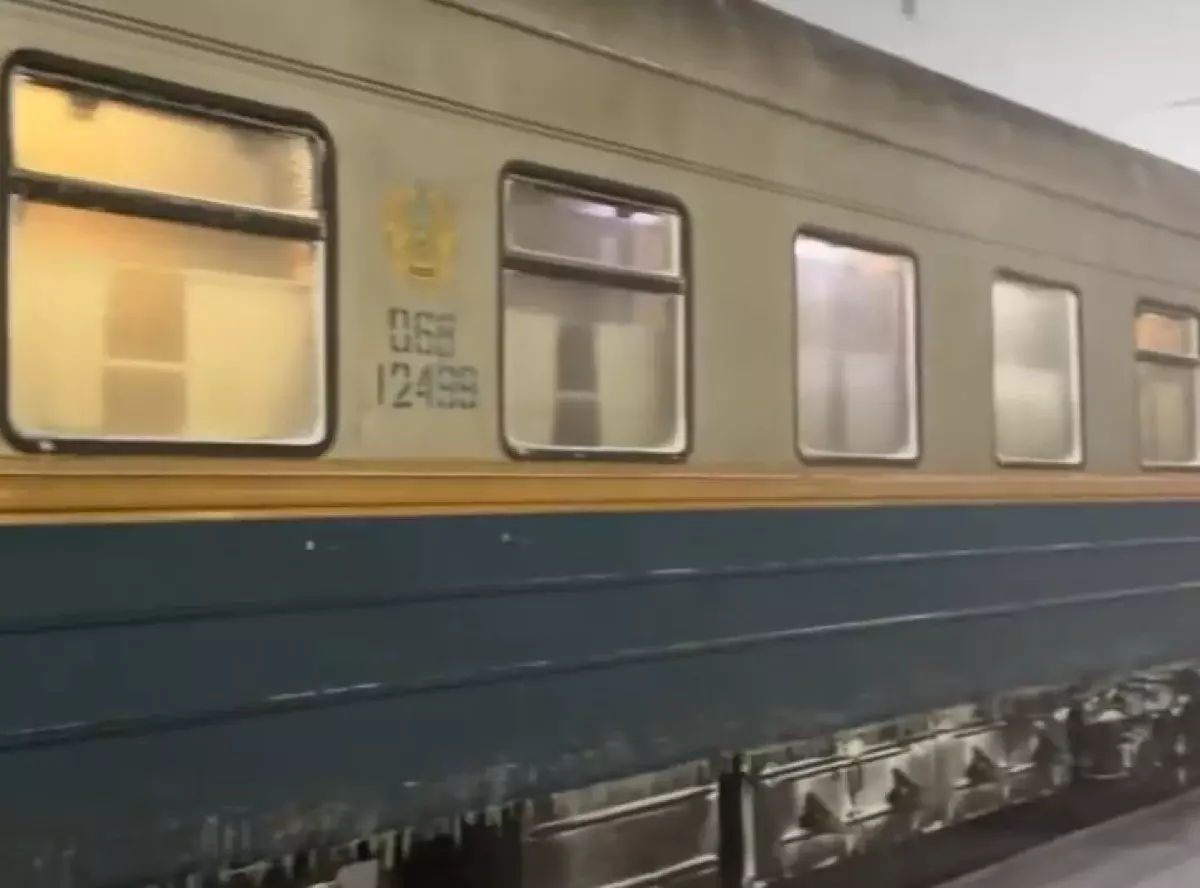 Казахстанец пожаловался на запах в женском вагоне поезда