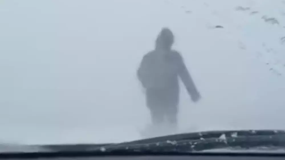 “Нулевая видимость“: казахстанка прошла 4 километра, помогая автомобилям выбраться из бури