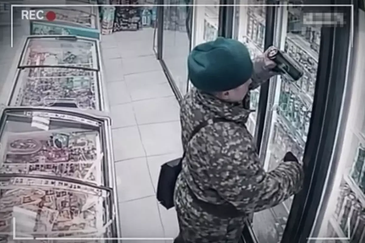 Военный попался за кражей пива в магазине Алматы