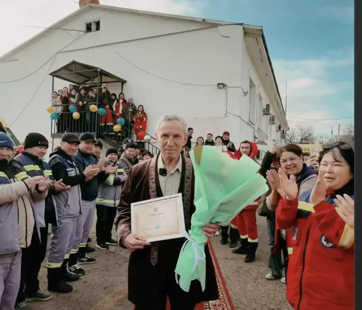 «Он всегда спешил на помощь»: в Атырау трогательно проводили водителя скорой