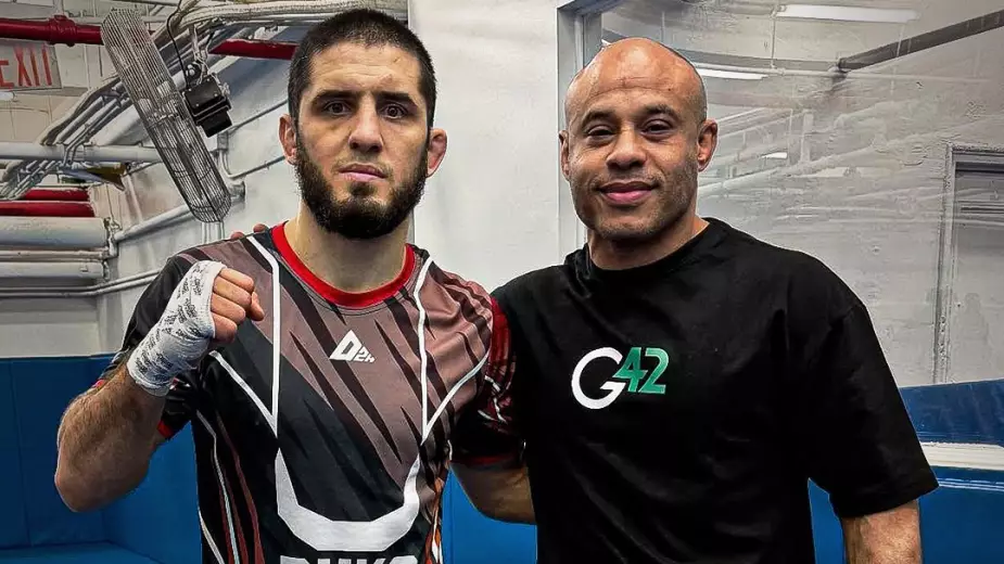 Менеджер Махачева опроверг слухи о бое с Топурией в Белом доме