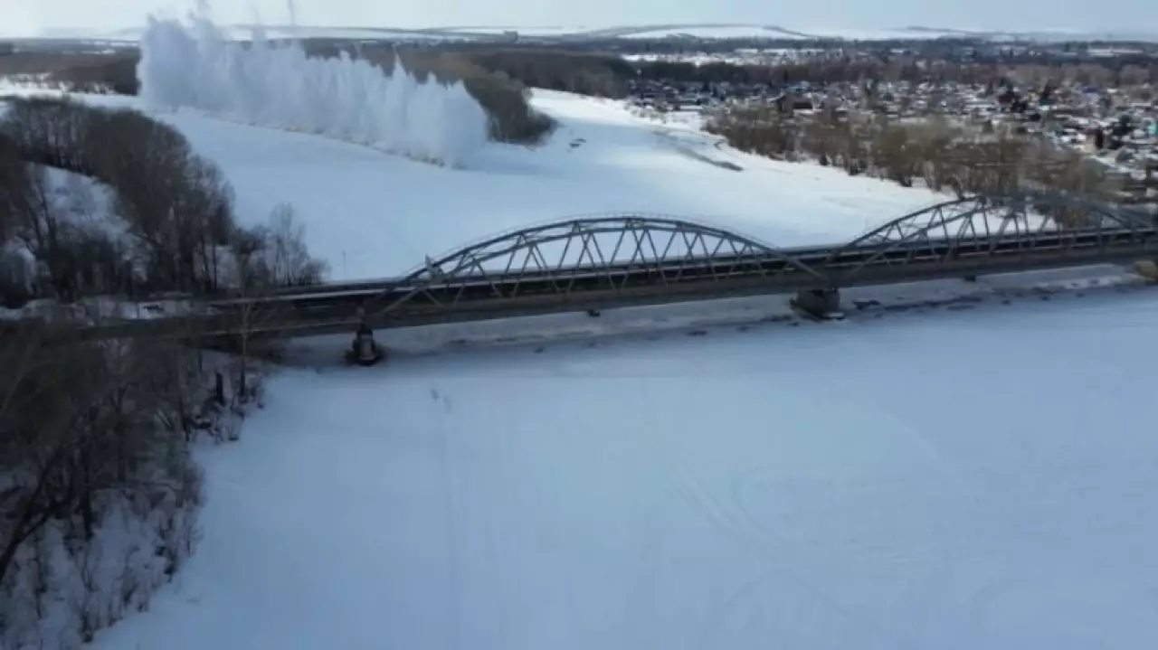 Горные реки расчищают ото льда в Восточно-Казахстанской области