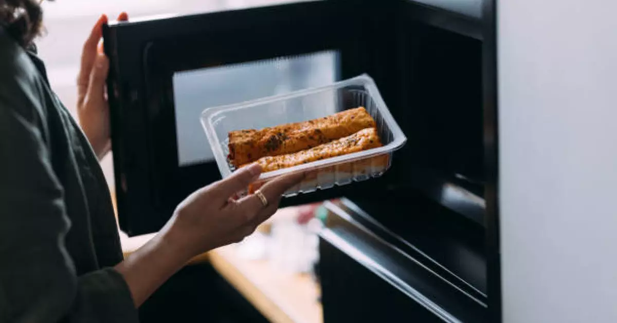  Ғалымдар дабыл қақты: пластик ыдыстағы тағамды ысыту қатерлі болуы мүмкін 