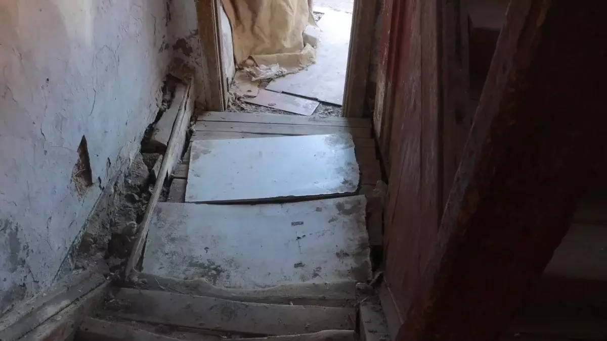 Қабырғасы жарылып, төбесі үстімізге құлағалы тұр: атыраулықтар ескі үйде өмір сүруге мәжбүр