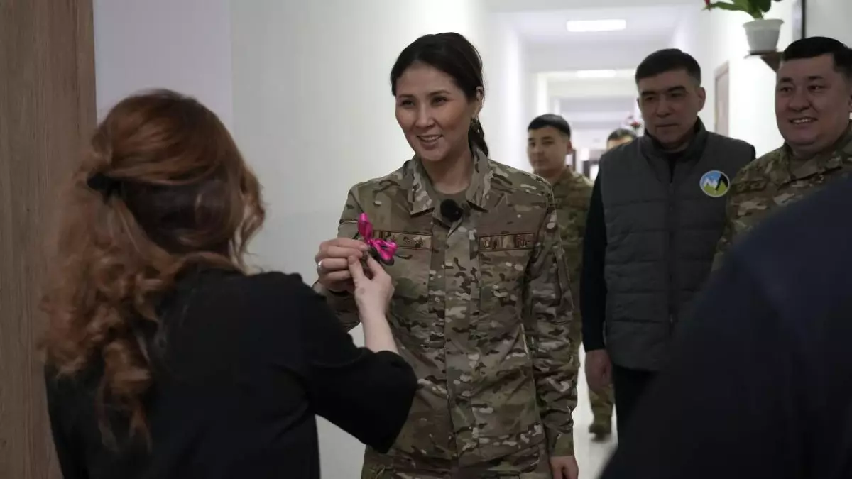 Семье сотрудницы МЧС вручили ключи от обновленной квартиры