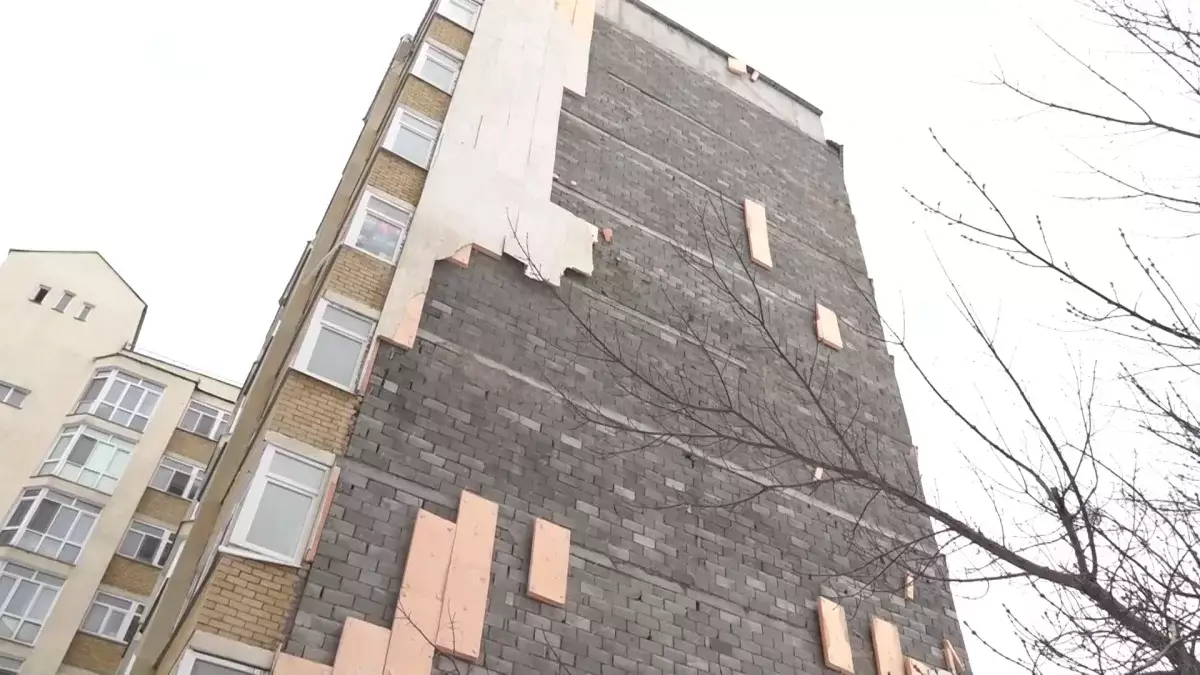 Астанада көпқабатты тұрғын үй қабырғасының қаптамасы опырылып түсті